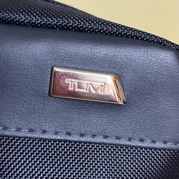 TUMI  For Delta , Small black Toiletries - Picture 2 of 6
